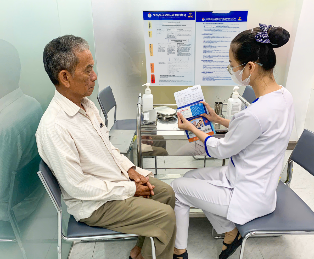 1. Người cao tuổi tiêm vắc xin não mô cầu phòng nhóm A, C, Y, W tại Hệ thống Tiêm chủng VNVC ngày 20-3