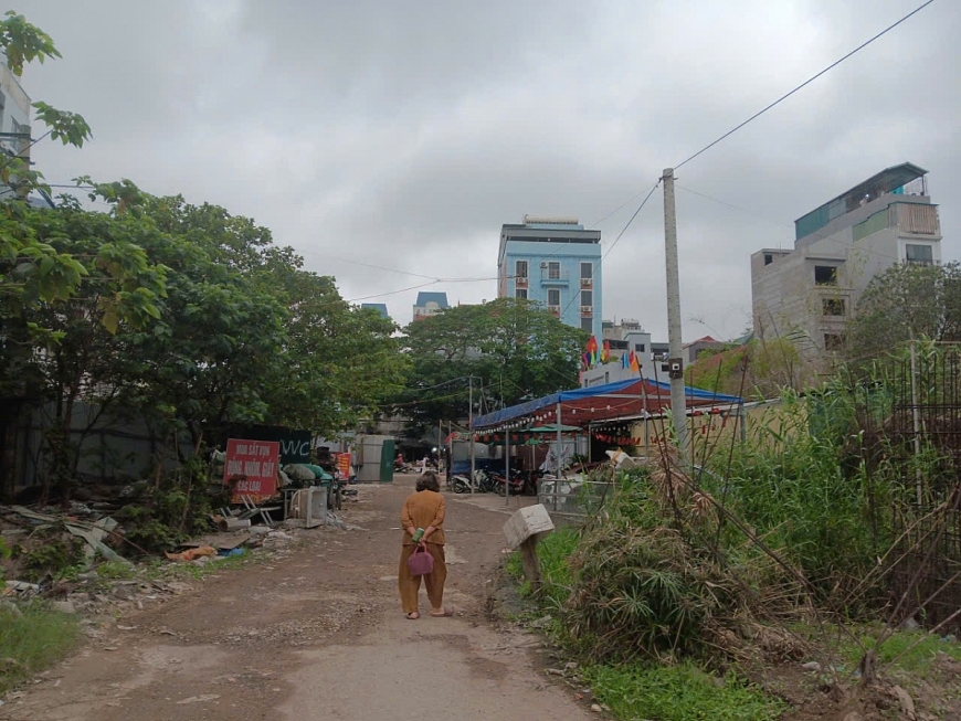 Dự án xây dựng đường Đỗ Đức Dục đi đường Mễ Trì đang dừng thi công, gây lãng phí và ô nhiễm môi trường nghiêm trọng.