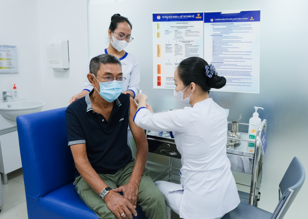 WHO và Bộ Y tế khuyến cáo, tiêm chủng là giải pháp hiệu quả nhất để kiểm soát và ngăn ngừa các ca bệnh cũng như nguy cơ bùng phát dịch do não mô cầu. 