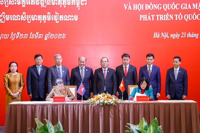 Bà Bùi Thị Minh Hoài - Ủy viên Bộ Chính trị, Bí thư Trung ương Đảng, Chủ tịch UBTƯ MTTQ Việt Nam và bà Men Sam An - Phó Chủ tịch Đảng Nhân dân Campuchia, Chủ tịch Hội đồng Quốc gia Mặt trận Đoàn kết Phát triển Tổ quốc Campuchia, Chủ tịch Hội Hữu nghị Campuchia - Việt Nam ký kết thỏa thuận hợp tác 