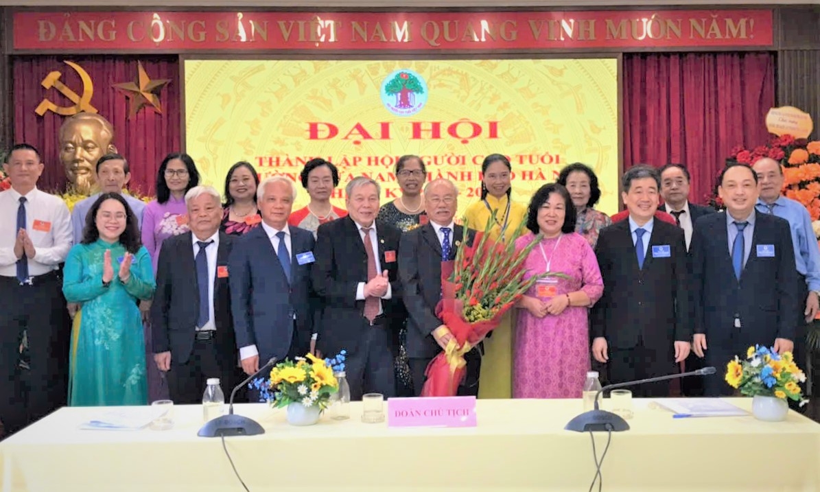 Lãnh đạo Hội NCT TP Hà Nội và phường Cửa Nam tặng hoa chúc mừng Ban Chấp hành Hội NCT phường