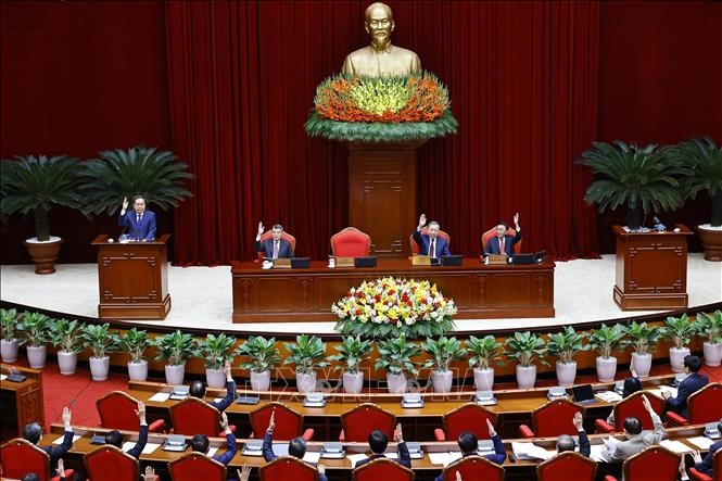 Đại biểu biểu quyết thông qua Nghị quyết Hội nghị lần thứ hai Ban Chấp hành Trung ương Đảng khoá XIV. Ảnh: TTXVN