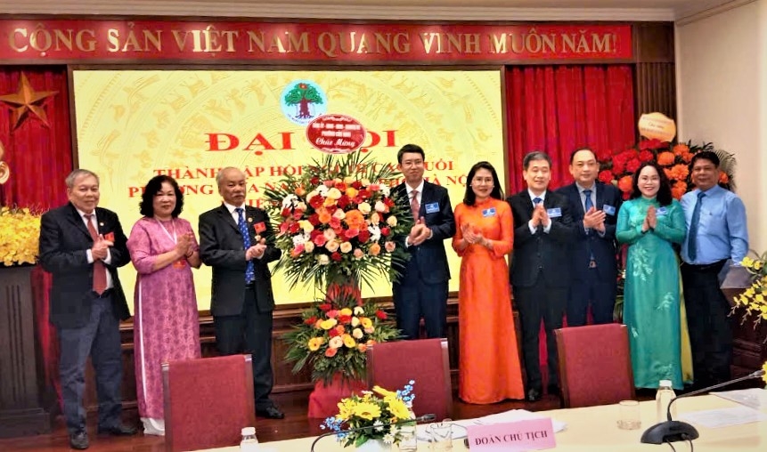 Lãnh đạo phường Cửa Nam tặng hoa chúc mừng Đại hội