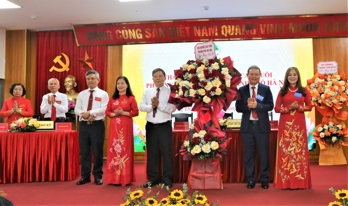 Hội NCT TP Hà Nội tặng hoa chúc mừng Đại hội