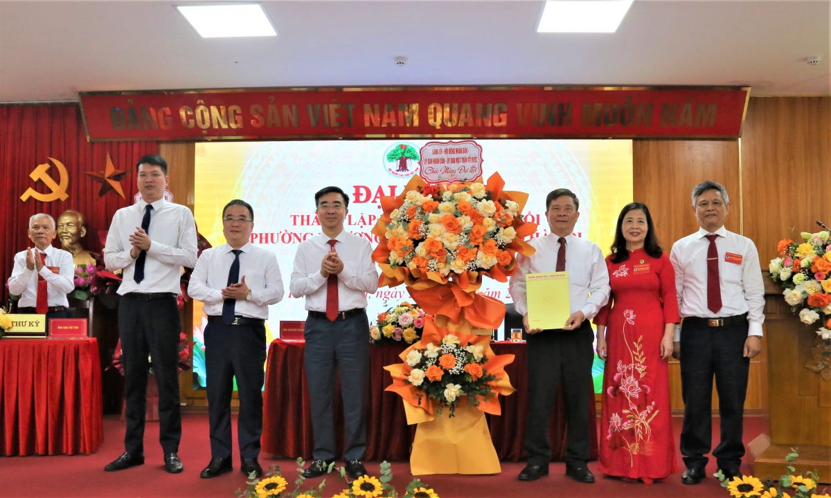 Lãnh đạo phường Khương Đình tặng hoa chúc mừng Đại hội