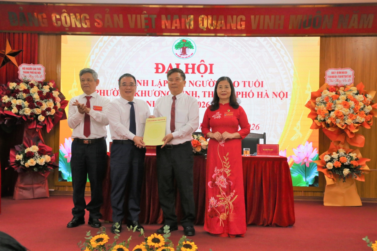 Trao quyết định thành lập Hội NCT phường Khương Đình