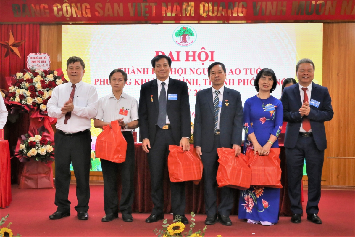 Tặng quà tri ân cán bộ không tham gia Ban Chấp hành khóa mới