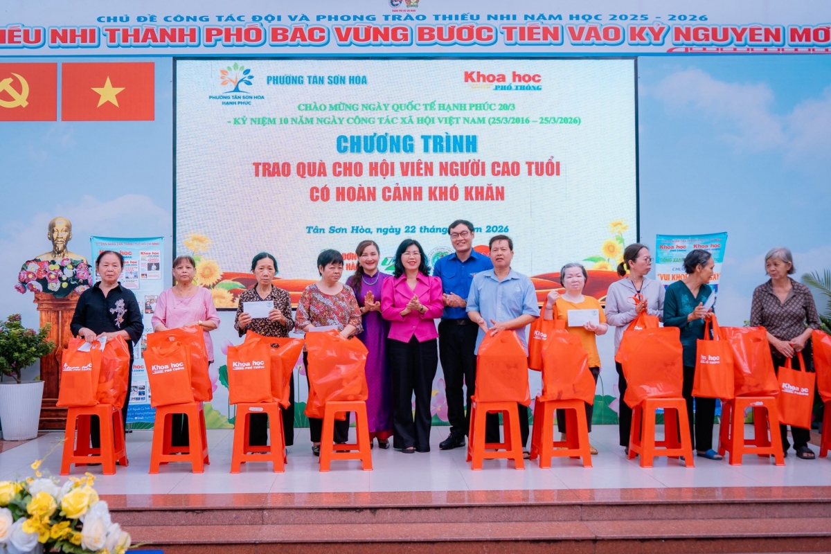 Phường Tân Sơn Hòa tổ chức trao tặng quà cho hội viên người cao tuổi và người dân có hoàn cảnh khó khăn.