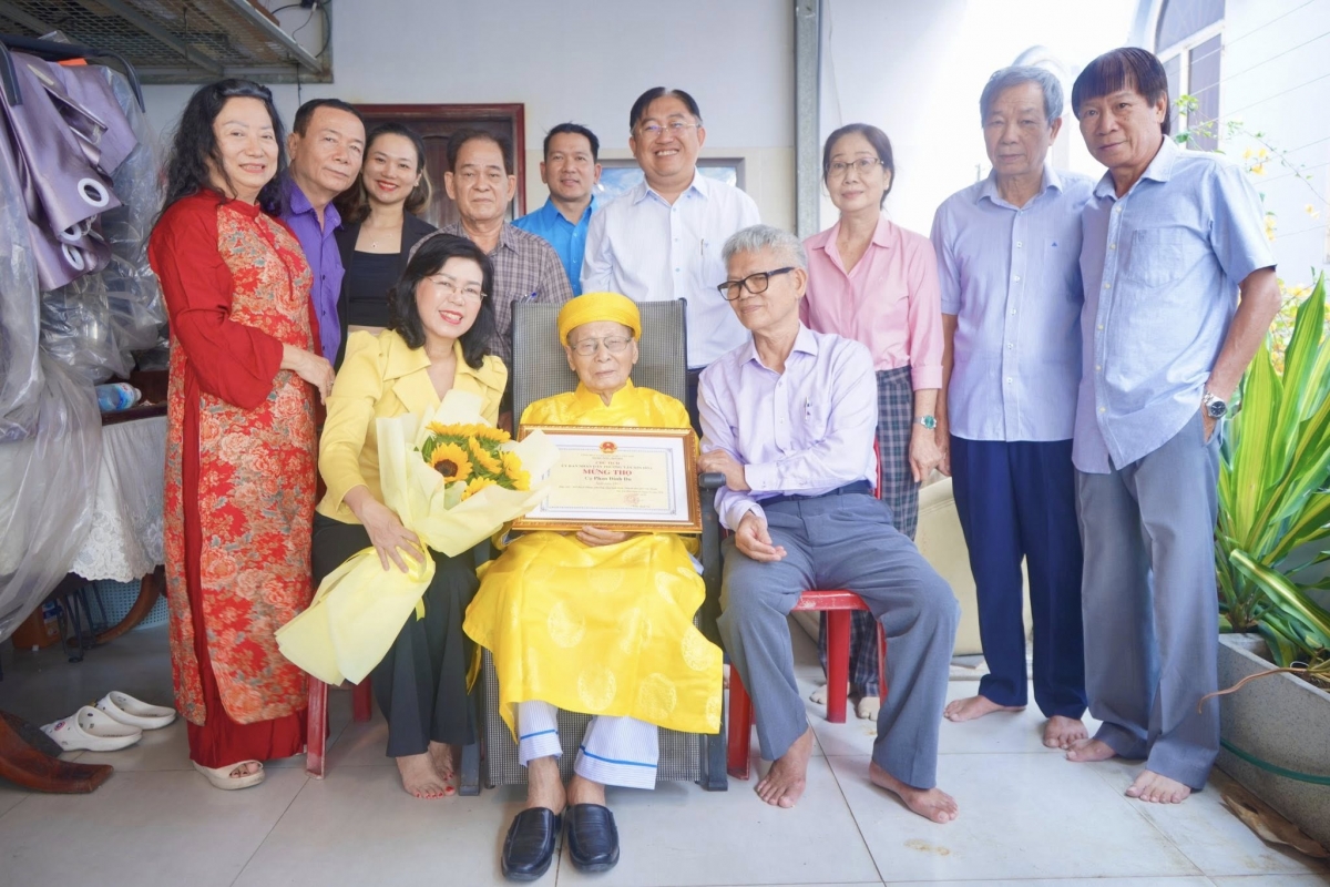 Đảng ủy - HĐND - UBND - Ủy ban MTTQ Việt Nam phường Tân Sơn Hòa đã tổ chức đoàn đến thăm và chúc thọ các cụ cao niên trên 100 tuổi đang sinh sống trên địa bàn.