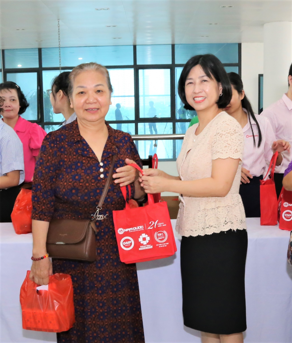 Tặng quà NCT tham gia chương trình