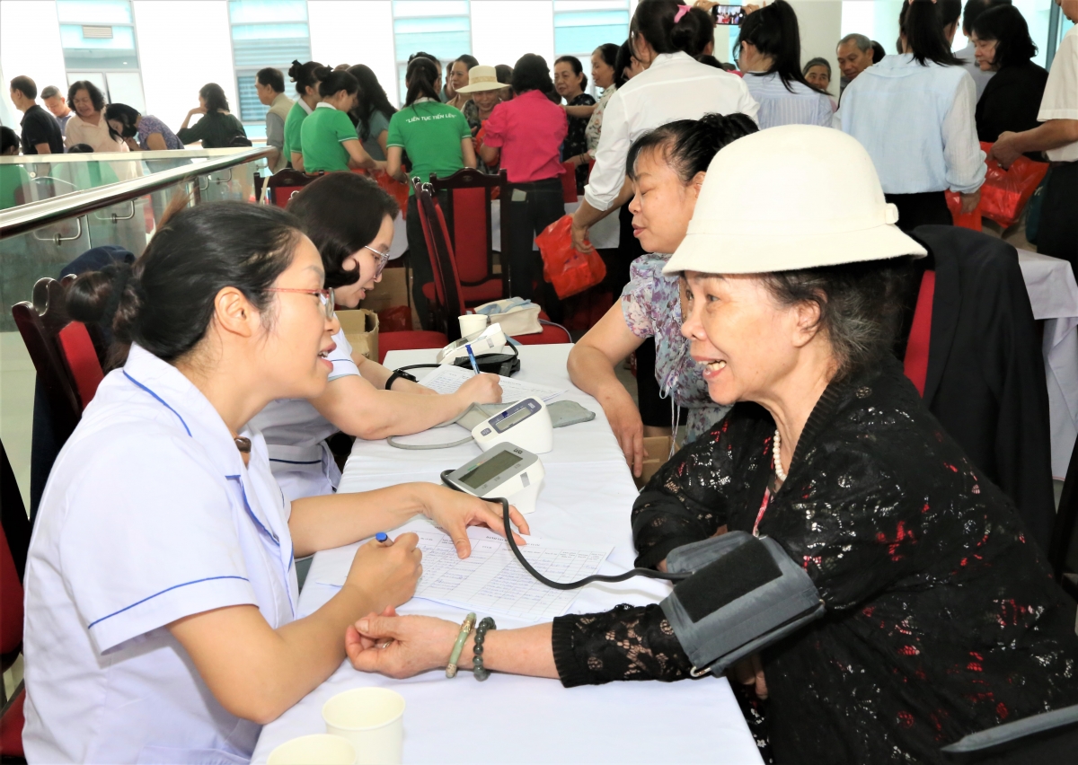 Kiểm tra sức khỏe, tư vấn chăm sóc sức khỏe cho NCT tại chương trình