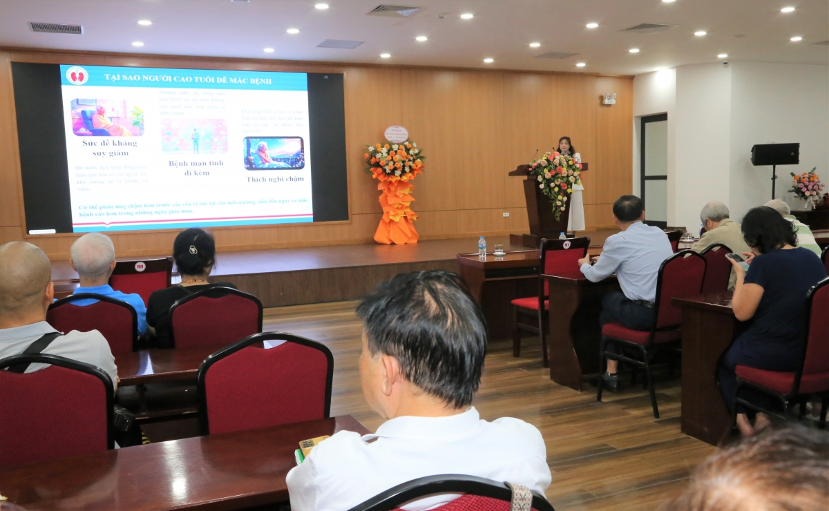 Đại diện Bệnh viện Thận Hà Nội truyền thông chăm sóc sức khỏe