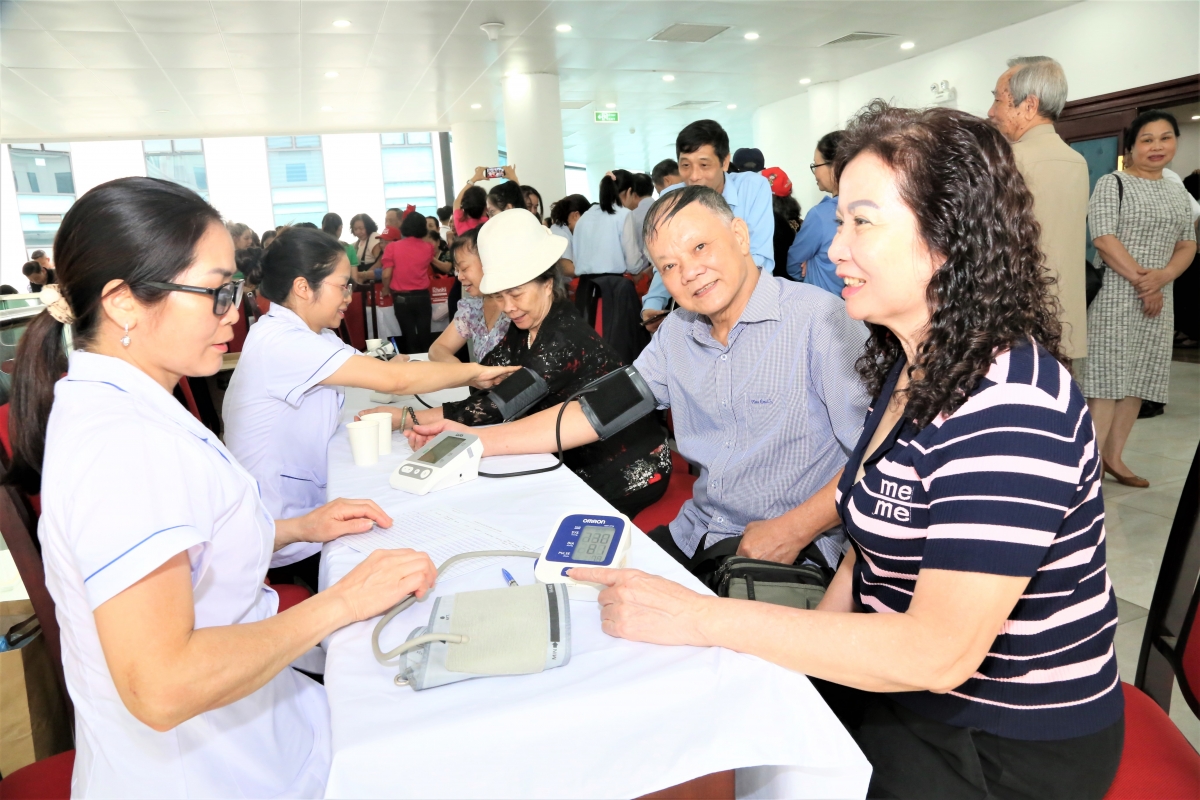 Kiểm tra sức khỏe, tư vấn chăm sóc sức khỏe cho NCT tại chương trình