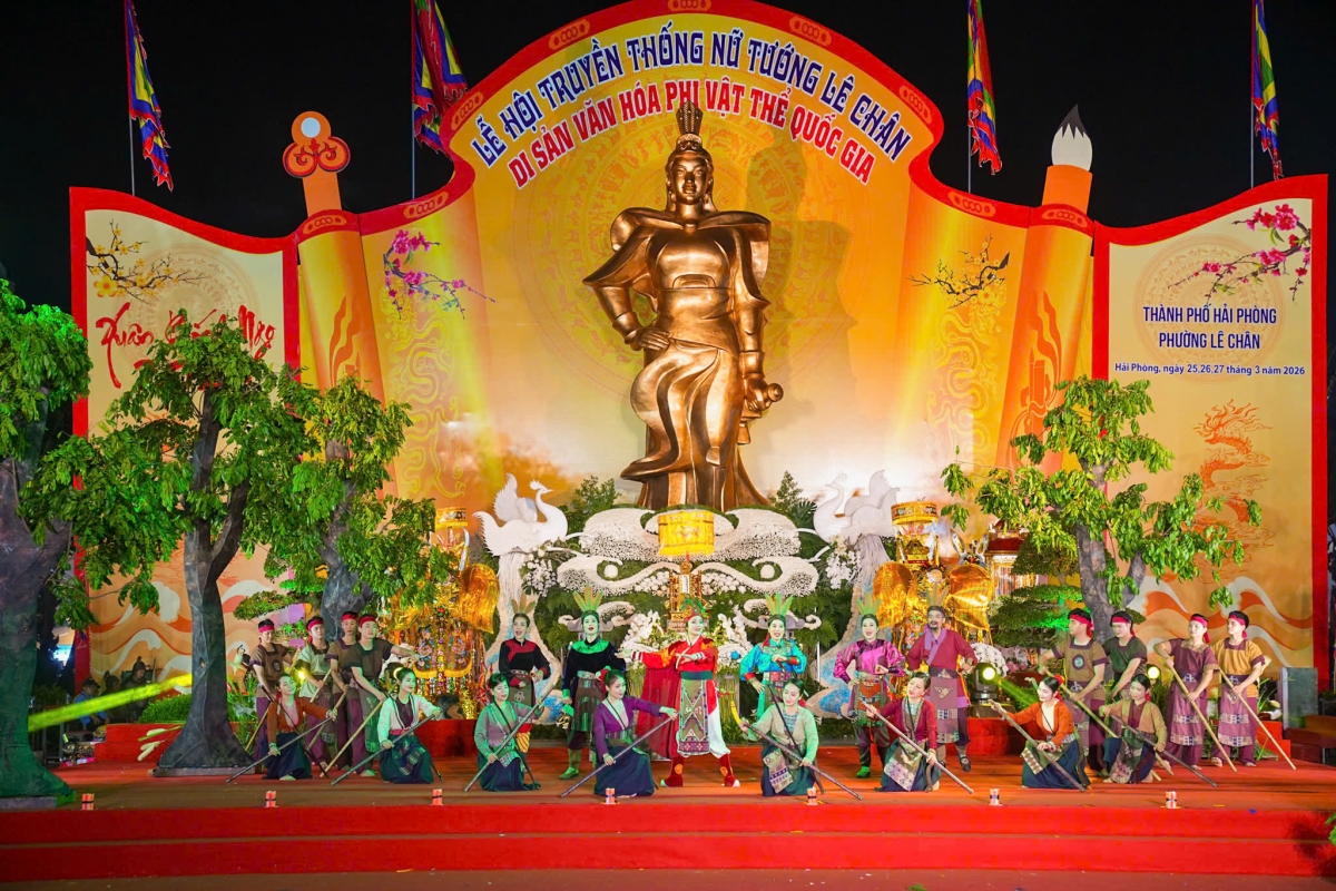 Người dân và du khách mãn nhãn với màn trình diễn tại lễ hội.