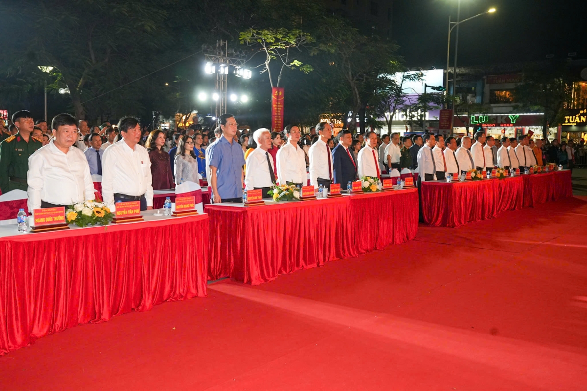 Các đại biểu và du khách dự Lễ hội truyền thống Nữ tướng Lê Chân