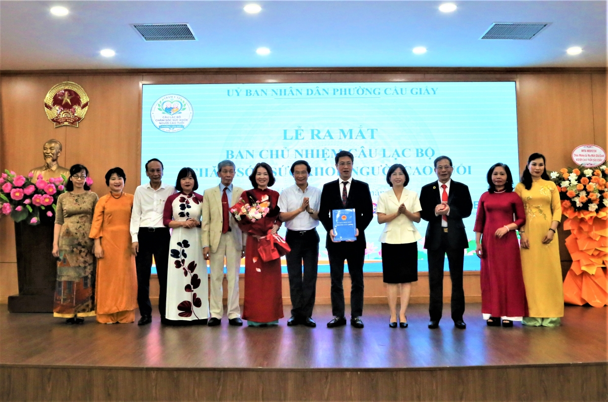 Phó Bí thư Thường trực Đảng ủy phường Cầu Giấy Phạm Ngọc Anh trao quyết định thành lập CLB Chăm sóc sức khỏe NCT phường