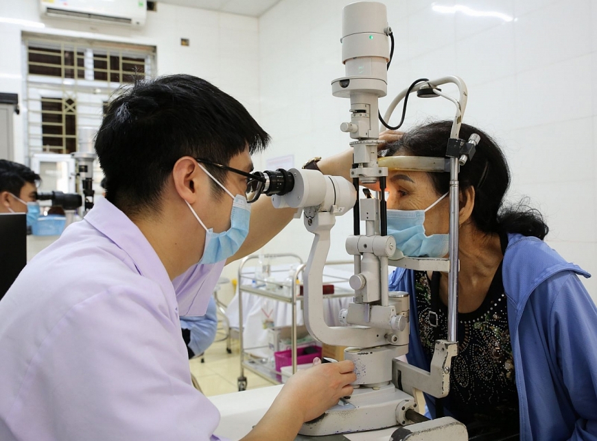 Bác sỹ Bệnh viện Mắt Hà Tĩnh kiểm tra mắt cho bệnh nhân bị bệnh ĐTĐ.