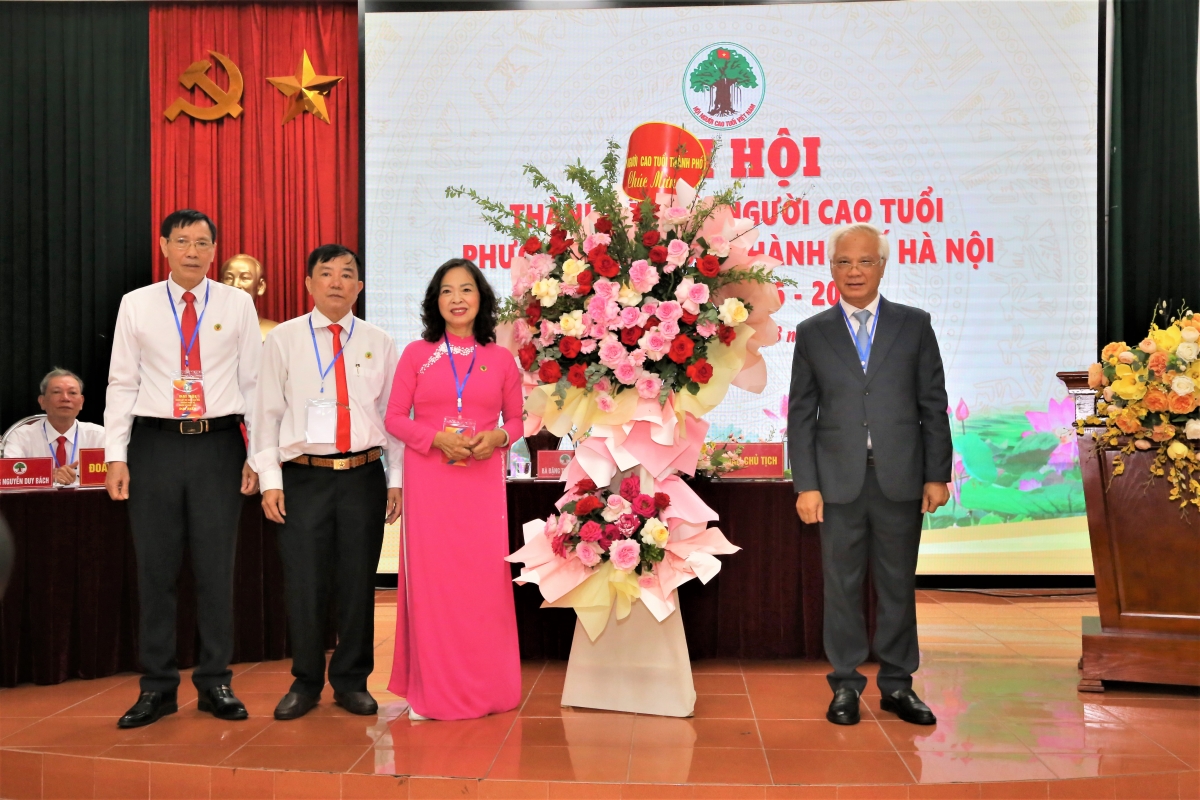 Lãnh đạo Hội NCT TP Hà Nội tặng hoa chúc mừng Đại hội