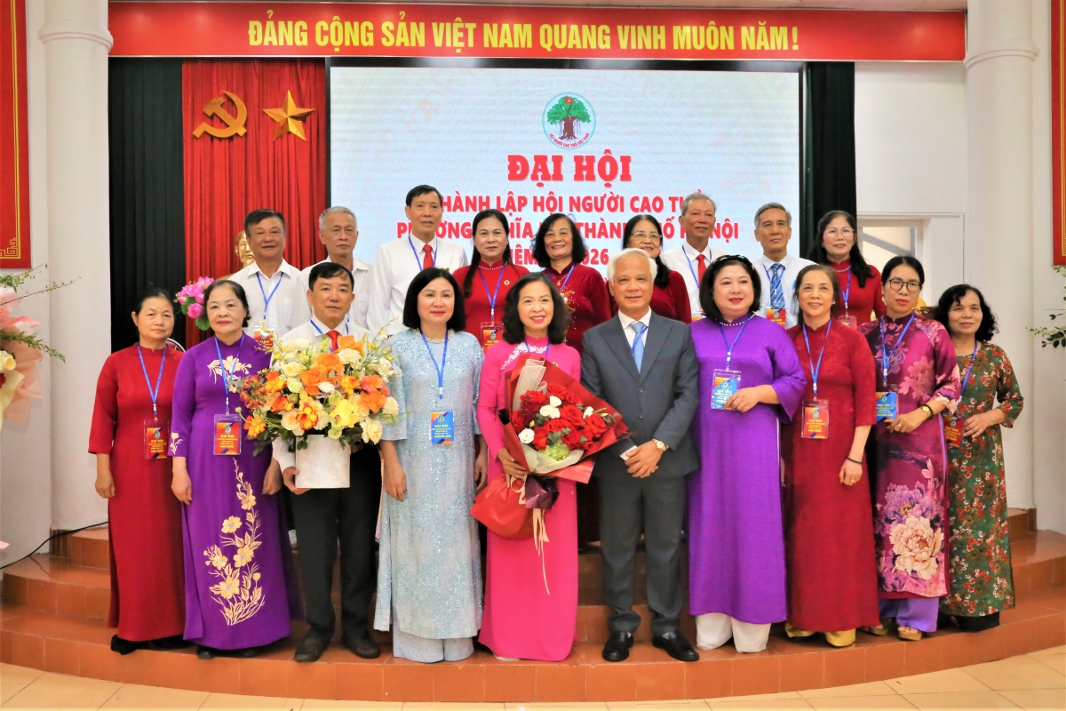 Lãnh đạo Hội NCT TP Hà Nội và phường Nghĩa Đô tặng hoa chúc mừng Ban Chấp hành Hội NCT