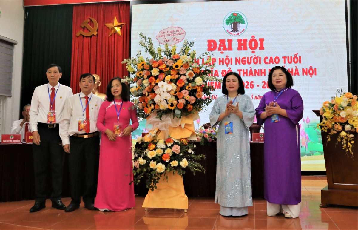 Lãnh đạo phường Nghĩa Đô tặng hoa chúc mừng Đại hội