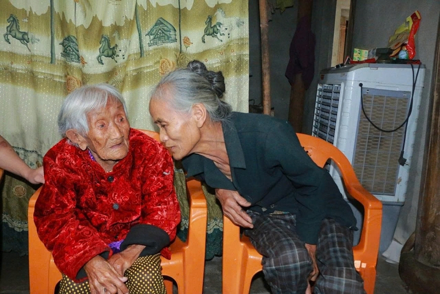 Nguyễn Thị Năm bên con gái Võ Thị Linh 2: Cụ