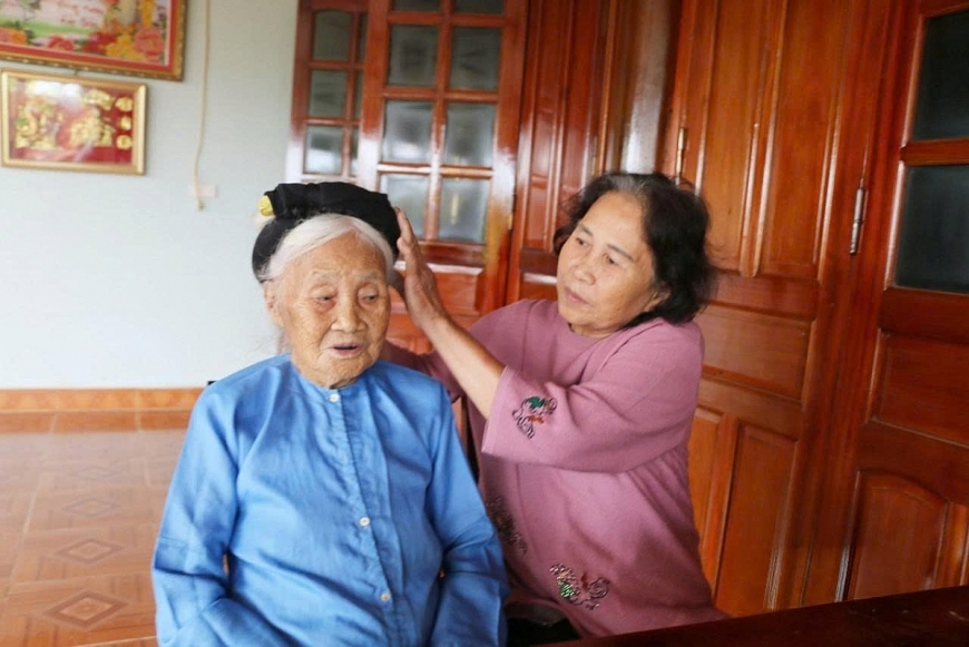 Cụ Nguyễn Thị Bình trò chuyện với con gái Nguyễn Thị Lan. Nguyễn Thị Năm bên con gái Võ Thị Linh         2: Cụ