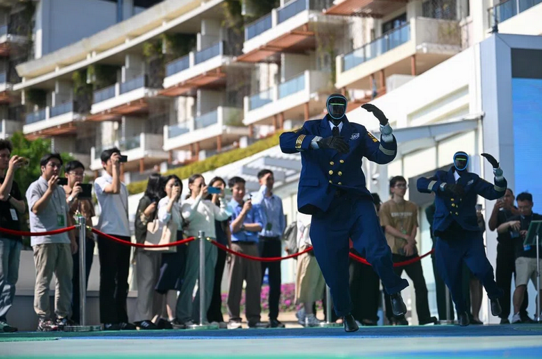 Robot hình người biểu diễn điệu nhảy tại Diễn đàn Bác Ngao được tổ chức ở Hải Nam vào ngày 25/3.