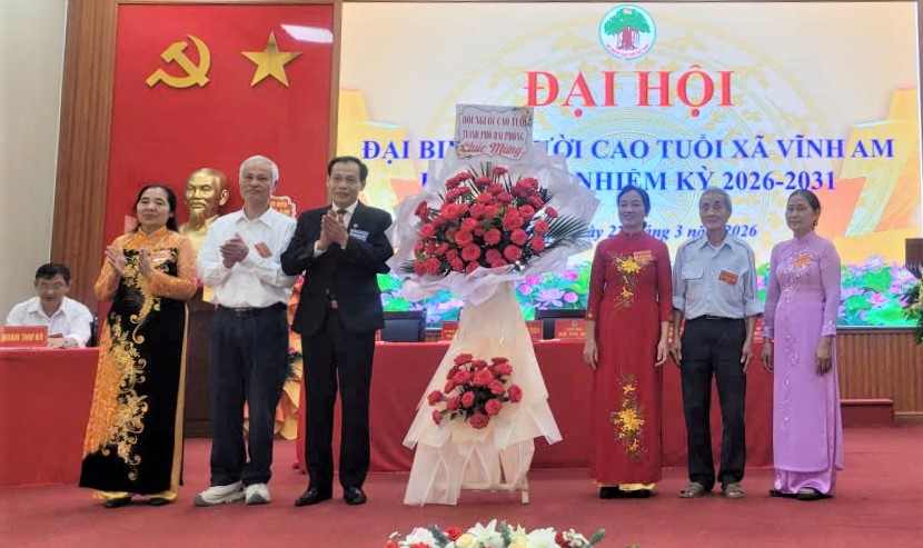 Lãnh đạo Hội NCT TP Hải Phòng tặng hoa chúc mừng Đại hội