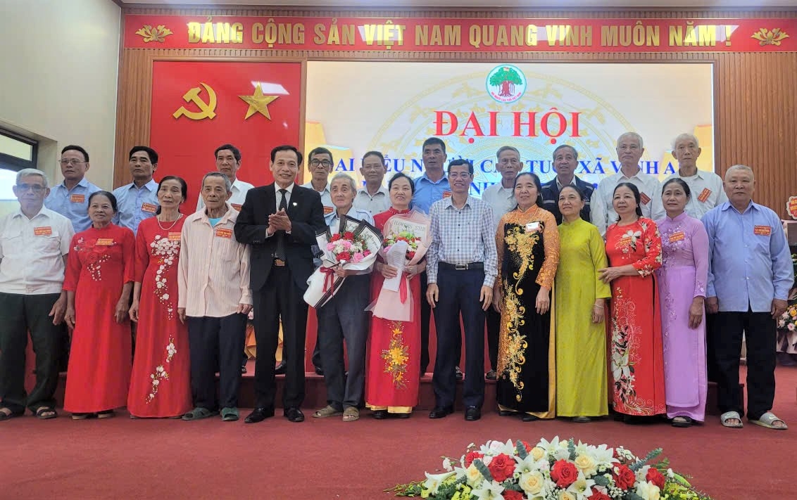 Lãnh đạo Hội NCT TP Hải Phòng và xã Vĩnh Am tặng hoa chúc mừng Ban Chấp hành Hội NCT