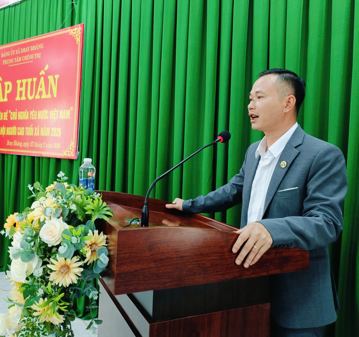 Ông Phạm Hồng Phú, Đảng ủy viên - Giám đốc Trung tâm chính trị xã Dray Bhăng triển khai chuyên đề Chủ nghĩa yêu nước Việt Nam cho lớp bồi dưỡng