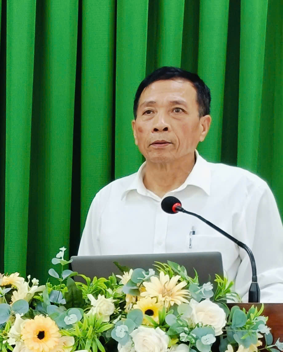 Ông Nguyễn Hồng Khanh, Chủ tịch hội NCT xã triển khai các Chương trình, kế hoạch của Hội NCT xã tại lớp học