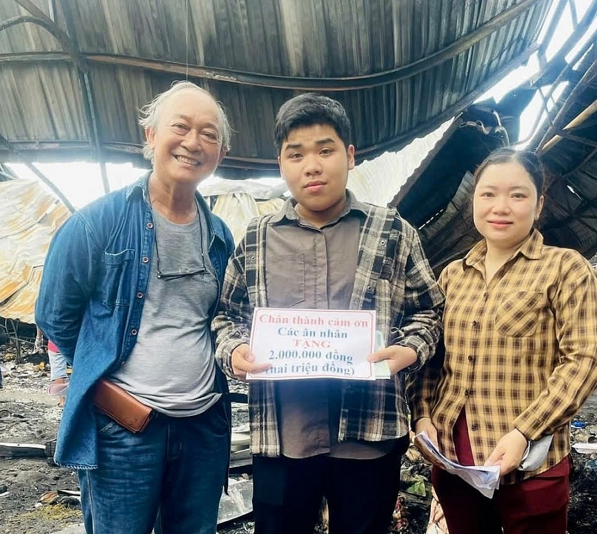 Bs Nguyễn Hiếu Nhân trao  tiền hỗ trợ hộ khó khăn bị thiệt hại tài sản do cháy chợ Tam Nông