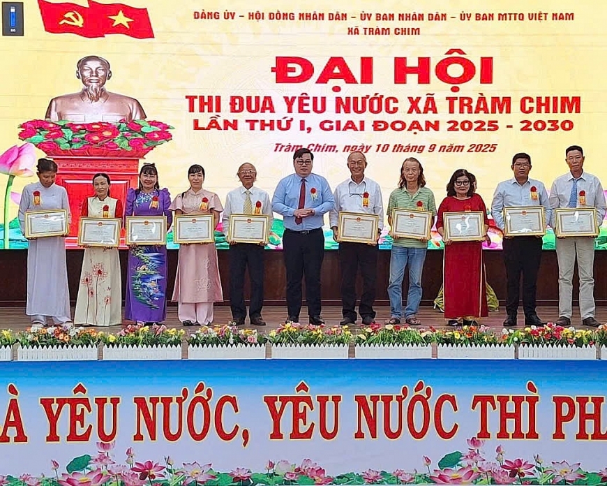 Bs Nguyễn Hiếu Nhân (đứng thứ 5 từ phải qua) được CT UBND xã Tràm Chim tặng Giấy khen tại Đại hội thi đua yêu nước lần I gđ 2025 - 2030