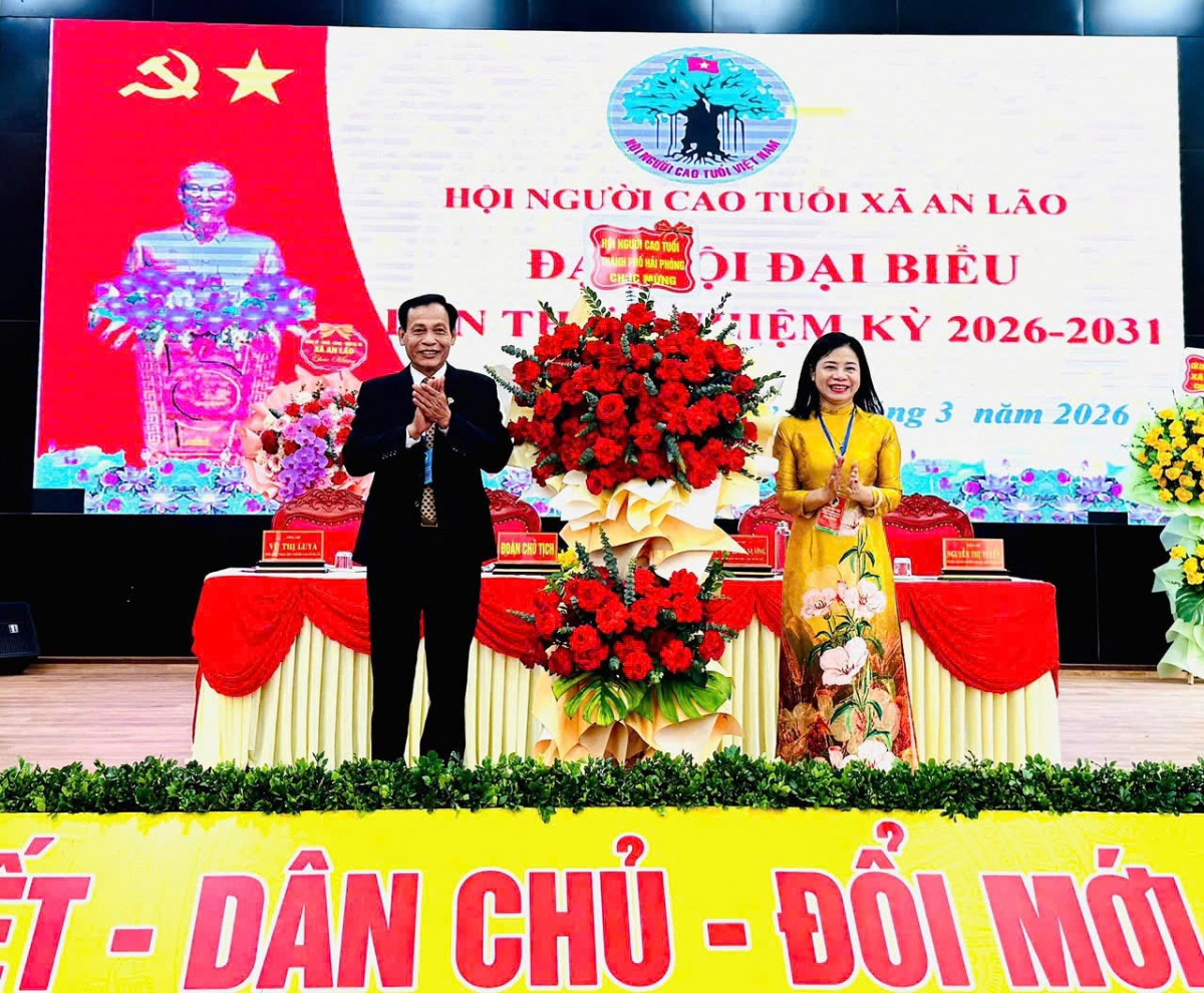 Lãnh đạo Hội NCT TP Hải Phòng tặng hoa chúc mừng Đại hội