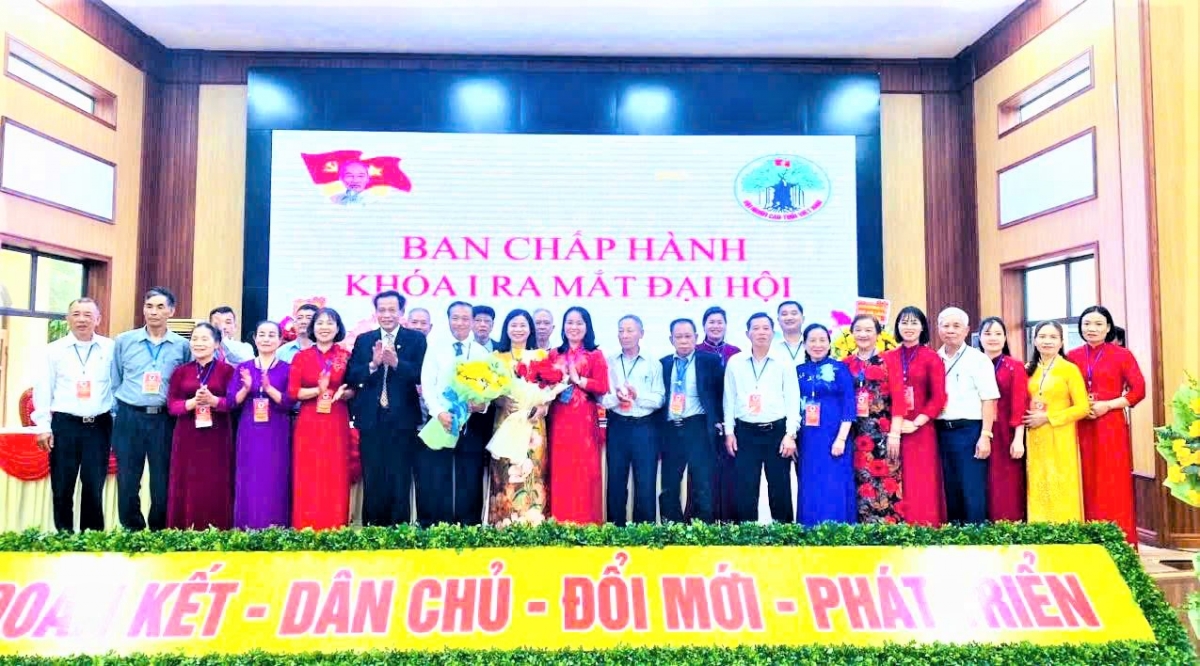 Lãnh đạo Hội NCT TP Hải Phòng và xã An Lão tặng hoa chúc mừng Ban Chấp hành Hội NCT xã