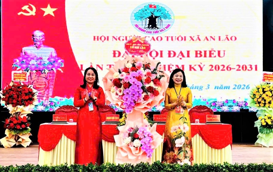 Lãnh đạo xã An Lão tặng hoa chúc mừng Đại hội