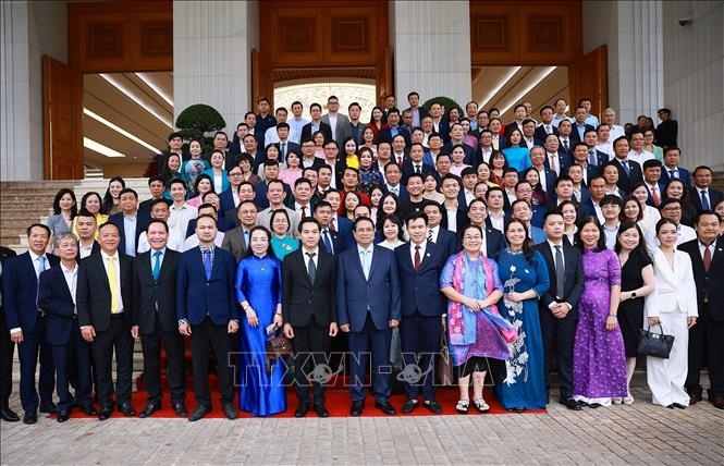 Thủ tướng Phạm Minh Chính với các đại biểu dự Hội nghị Doanh nghiệp góp phần vào tăng trưởng hai con số.