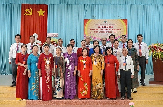 Ban Chấp hành Hội Hội Người cao tuổi xã An Thạnh Thủy, nhiệm kỳ 2026–2031 cùng lãnh đạo Hội Người cao tuổi tỉnh chụp anh lưu niệm.