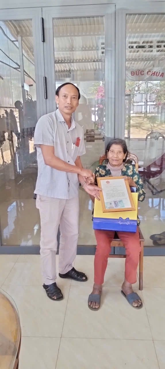 Hội Người cao tuổi xã Quảng Sơn thăm và chúc thọ cho hội viên