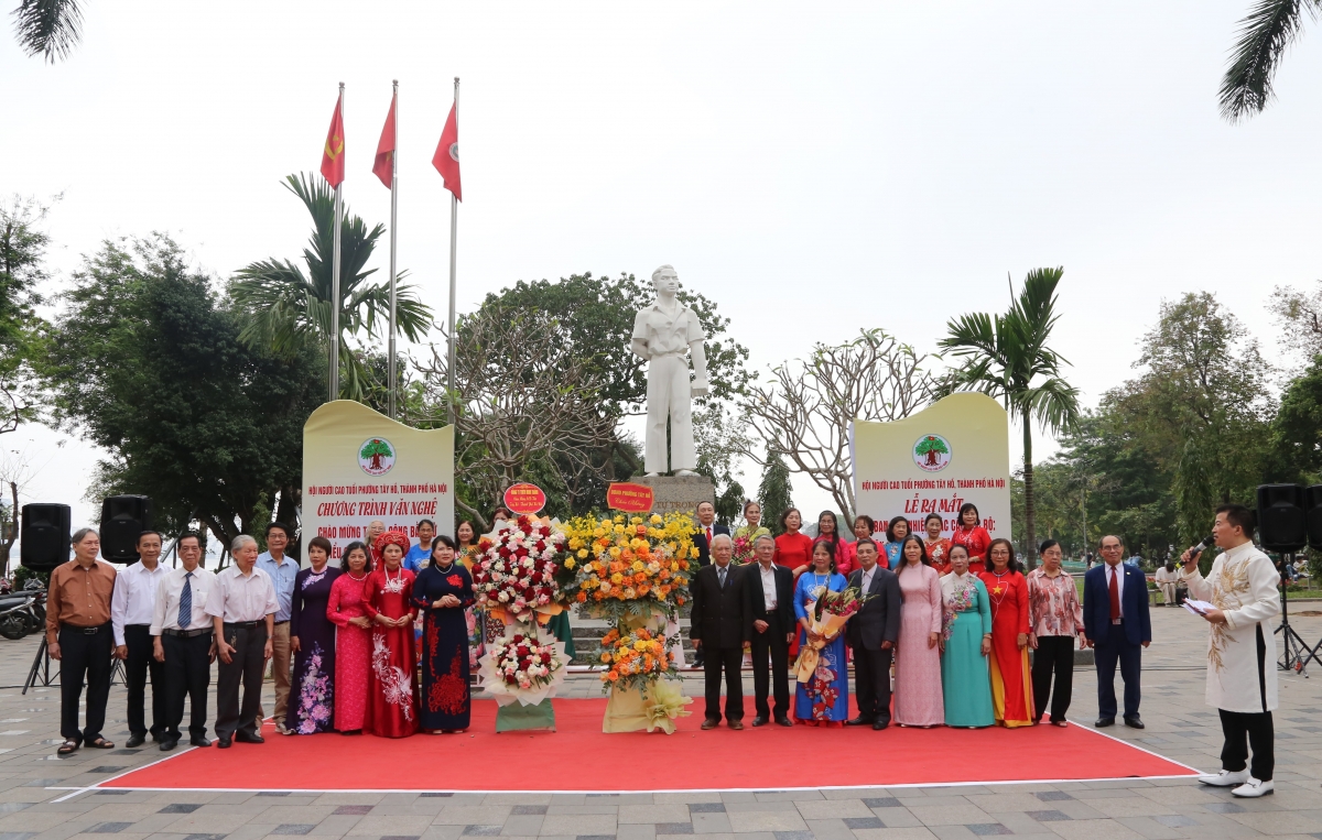 Lãnh đạo Hội NCT phường Tây Hồ cùng các đại biểu, các nhà tài trợ tặng hoa  chúc mừng các CLB