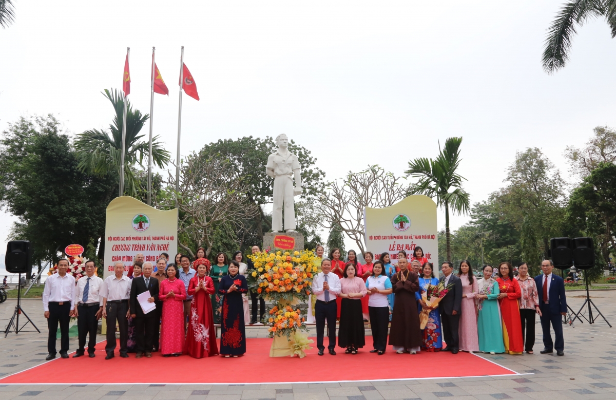 Lãnh đạo Hội NCT thành phố và phường Tây Hồ tặng hoa chúc mừng các CLB mới ra mắt