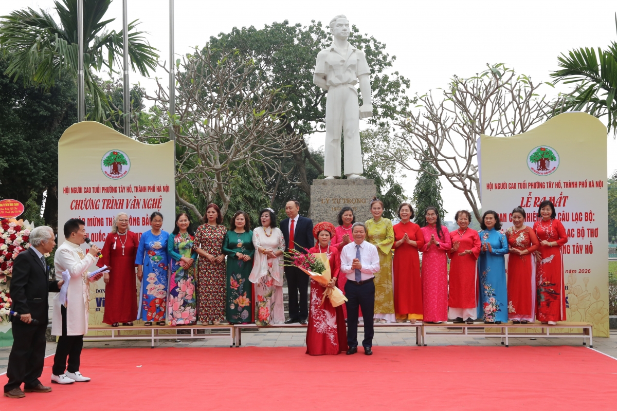 Ông Phạm Huy Giáp trao quyết định thành lập CLB văn nghệ - dân vũ NCT phường Tây Hồ
