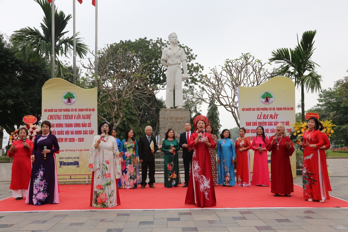 Tiết mục văn nghệ của CLB văn nghệ, dân vũ