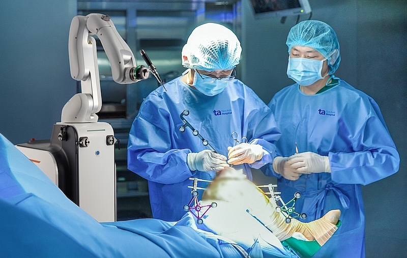 Bác sĩ Bệnh viện Tâm Anh đang phẫu thuật thay khớp gối nhân tạo cho người bệnh bằng Robot CUVIS-Joint thế hệ mới đầu tiên tại Việt Nam. Ảnh: Bệnh viện Đa khoa Tâm Anh