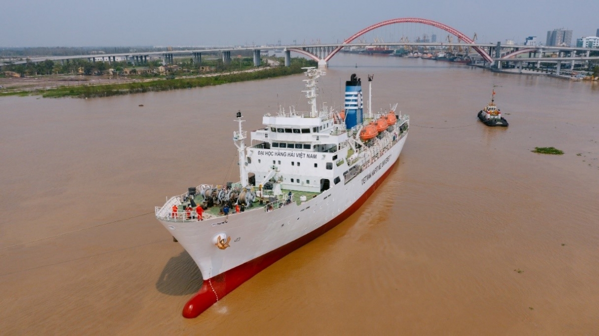 Tàu huấn luyện VMU VIỆT-HÀN của Trường Đại học Hàng hải Việt Nam được tích hợp các hệ thống huấn luyện hiện đại.