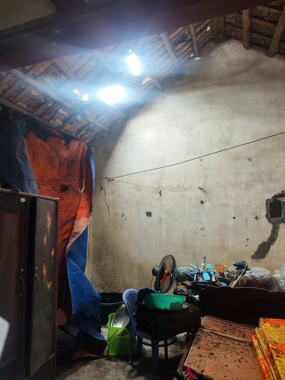 Căn nhà nhỏ dột nát này là nơi bà Vũ Thị Biên và cháu đang sinh sống hằng ngày