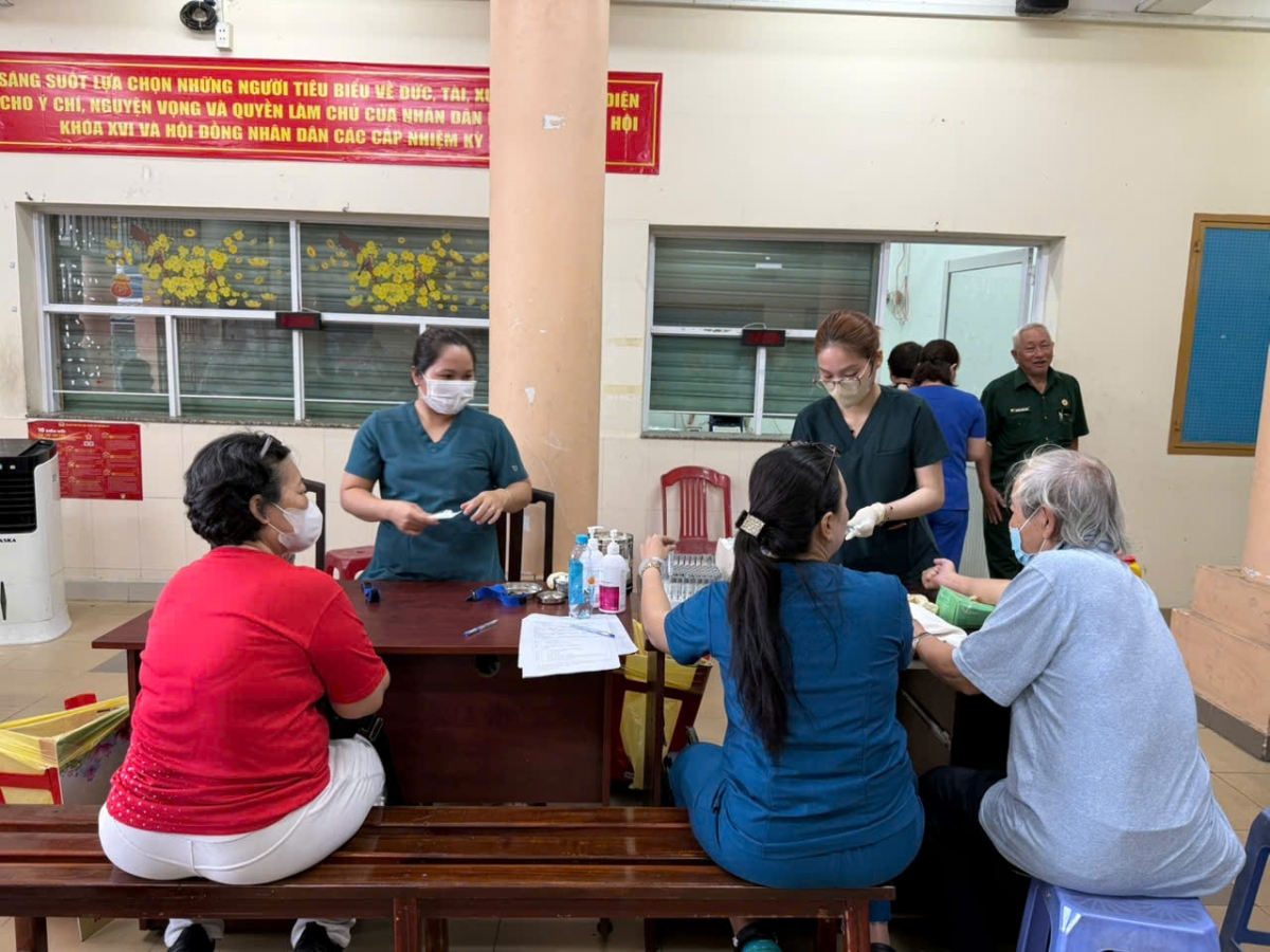 Người cao tuổi phường Tân Thuận tham gia khám, tầm soát bệnh miễn phí nhân Ngày Sức khỏe Toàn dân (7/4).