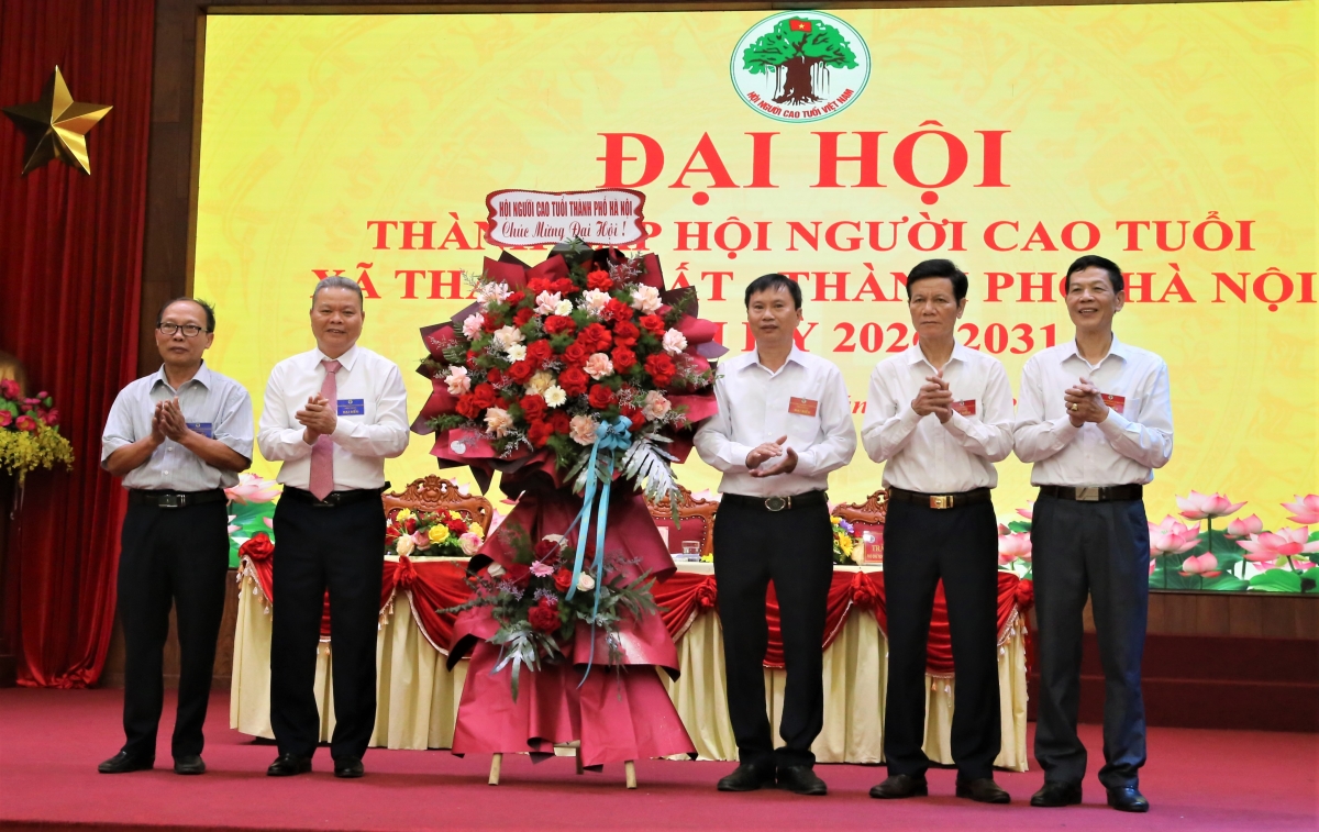 Hội NCT TP Hà Nội tặng hoa chúc mừng Đại hội