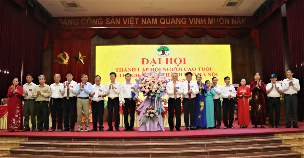 Lãnh đạo Hội NCT TP Hà Nội và lãnh đạo xã Thạch Thất tặng hoa chúc mừng Ban Chấp hành Hội NCT xã.