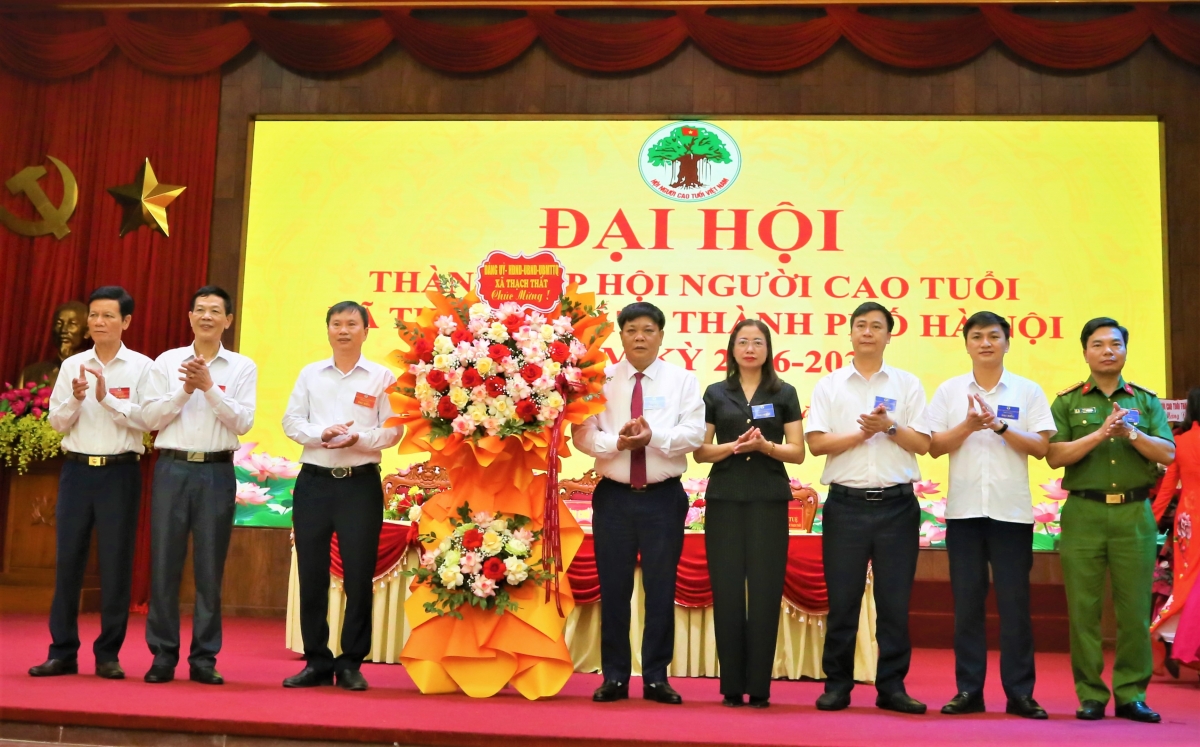 Lãnh đạo xã Thạch Thất tặng hoa chúc mừng Đại hội 